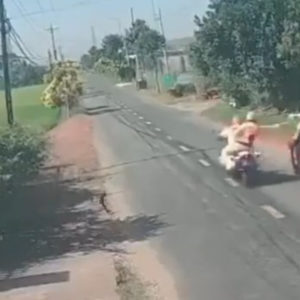 Long An traffic policemen using batons to beat people get disciplined